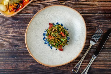 Fine Dining Restaurant 'ta sağlıklı Zahter kekik salatası servis ediliyor. Türkçe adı Zahter Salatasi