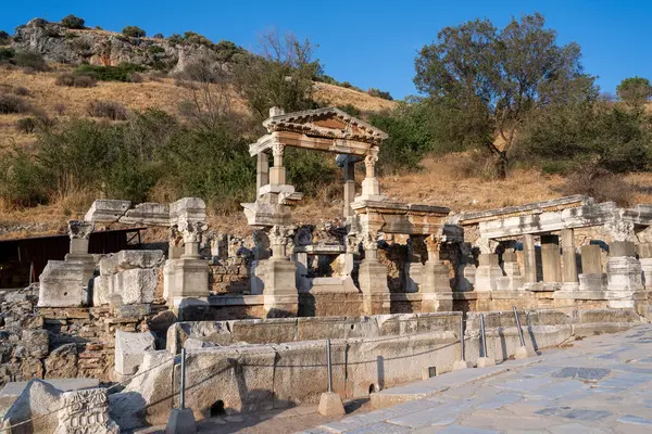 Efes 'in antik şehrindeki Celsus kütüphanesi gece müzelerindeki muhteşem manzarasıyla