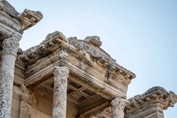 Efes 'in antik şehrindeki Celsus kütüphanesi gece müzelerindeki muhteşem manzarasıyla