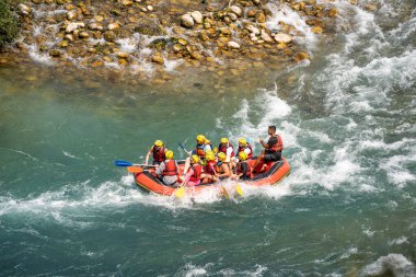 Antalya, Türkiye - 27 Haziran 2024: Antalya Koprulu Kanyonu 'ndaki büyük bir rafting teknesinde rafting.