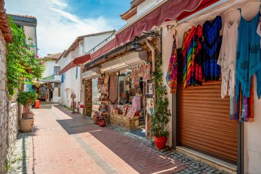 Kusadasi, Aydın, Türkiye - 4 Temmuz 2024: Kusadasi sokaklarındaki tarihi evlerdeki hediyelik eşya dükkanları