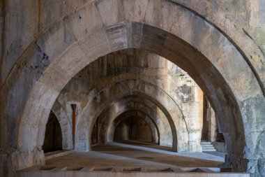 Giyaseddin Keykubad Bin Keyhusrev tarafından Antalya Burdur yolunda inşa edilen Susuz Karavanı. Susuz kervansarayi