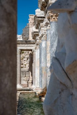 Burdur, Türkiye yakınlarındaki antik Sagalassos kenti. Roma şehri Sagalassos 'un Yukarı Agora kalıntıları.