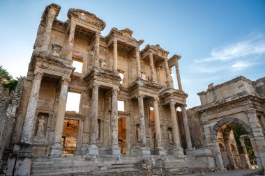 Efes 'in antik şehrindeki Celsus kütüphanesi gece müzelerindeki muhteşem manzarasıyla