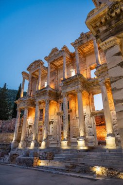 Efes 'in antik şehrindeki Celsus kütüphanesi gece müzelerindeki muhteşem manzarasıyla