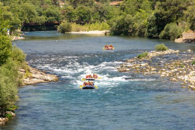 Antalya, Türkiye - 27 Haziran 2024: Antalya Koprulu Kanyonu 'ndaki büyük bir rafting teknesinde rafting.
