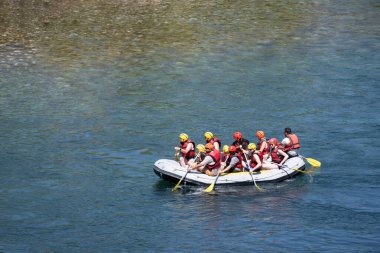 Antalya, Türkiye - 27 Haziran 2024: Antalya Koprulu Kanyonu 'ndaki büyük bir rafting teknesinde rafting.