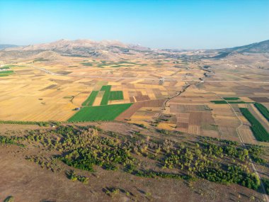 Burdur, Türkiye 'deki Karatas Gölü etrafındaki tarlaların havadan görüntüsü