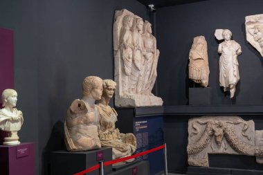 Selcuk, İzmir, Türkiye - 5 Temmuz 2024: Artemis Tapınağı modelinin sergilendiği İzmir 'in Selcuk kentindeki Efes Arkeoloji Müzesi