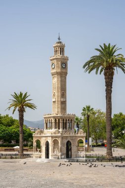 İzmir Saat Kulesi güneşli bir günde İzmir Konak Meydanı 'nda yer alıyor