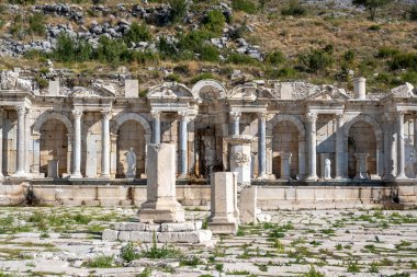 Burdur, Türkiye yakınlarındaki antik Sagalassos kenti. Roma şehri Sagalassos 'un Yukarı Agora kalıntıları.