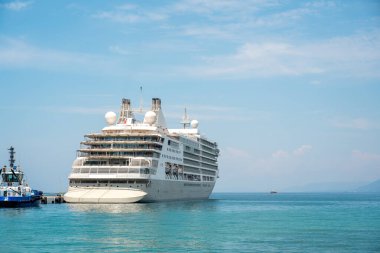 Kusadasi, Türkiye - 4 Temmuz 2024: Türkiye 'nin Kusadas limanında demirli bir yolcu gemisi, yolcularını bekliyor