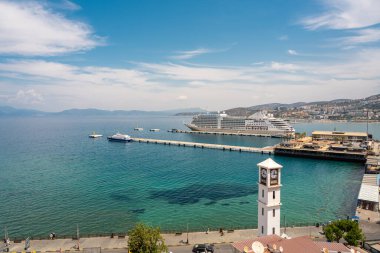 Yolcu gemisi Kusadasi Adası 'nda, Kusadasi limanında bulunuyor.