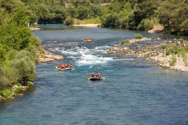 Antalya, Türkiye - 27 Haziran 2024: Antalya Koprulu Kanyonu 'ndaki büyük bir rafting teknesinde rafting.