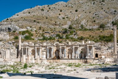 Burdur, Türkiye yakınlarındaki antik Sagalassos kenti. Roma şehri Sagalassos 'un Yukarı Agora kalıntıları.