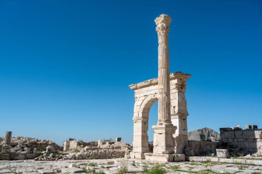 Burdur, Türkiye yakınlarındaki antik Sagalassos kenti. Roma şehri Sagalassos 'un Yukarı Agora kalıntıları.