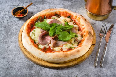 Jambonlu ve acı soslu Napoli pizzası.