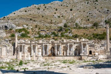 Burdur, Türkiye yakınlarındaki antik Sagalassos kenti. Roma şehri Sagalassos 'un Yukarı Agora kalıntıları.