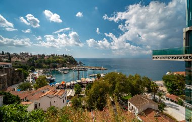 Antalya Limanı 'nın manzarası ve Kaleici' deki tur tekneleri