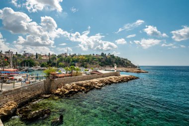 Antalya Limanı 'nın manzarası ve Kaleici' deki tur tekneleri