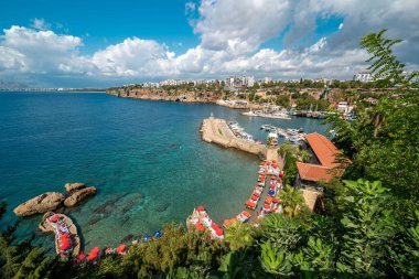 Antalya Limanı 'nın manzarası ve Kaleici' deki tur tekneleri