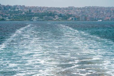 Yolcu feribotunun ya da denizdeki geminin arkasındaki deniz dalgaları.