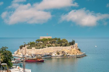 Güneşli bir günde Kusadasi Aydın 'daki Guvercin Adası' nın havadan görünüşü. Türkçe adı Guvercinada