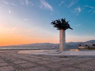 İzmir, Türkiye - 3 Temmuz 2024: İzmir Gundogdu Meydanı 'ndaki Cumhuriyet Ağacı Heykeli
