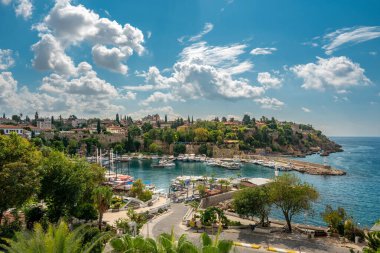 Antalya Limanı 'nın manzarası ve Kaleici' deki tur tekneleri