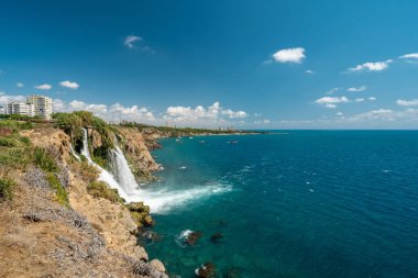 Türkiye 'nin Antalya kentindeki kayalıklardan Akdeniz' e akan Duden Parkı 'ndaki Duden Şelalesi' nde
