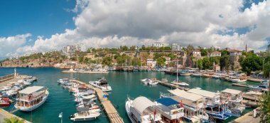 Antalya Limanı 'nın manzarası ve Kaleici' deki tur tekneleri