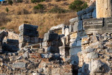 Selcuk 'taki Efes antik kentinde bulunan Scholastica veya Scholasticia heykeli