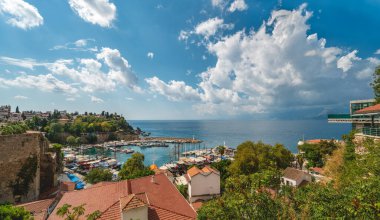 Antalya Limanı 'nın manzarası ve Kaleici' deki tur tekneleri