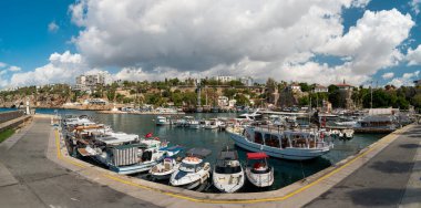 Antalya Limanı 'nın manzarası ve Kaleici' deki tur tekneleri