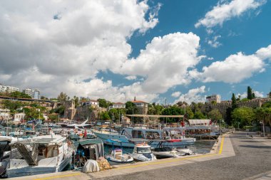 Antalya Limanı 'nın manzarası ve Kaleici' deki tur tekneleri