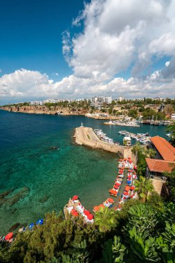 Antalya Limanı 'nın manzarası ve Kaleici' deki tur tekneleri