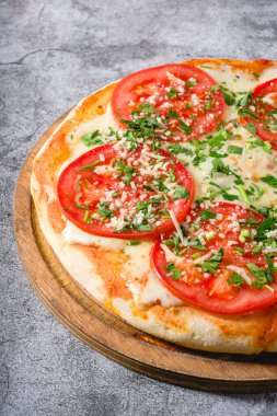 Domatesli, mozzarella, fesleğen ve zeytinli Napoli Margherita pizzası.