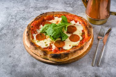 Sosisli, biberli ve roka aromalı Napoli pizzası.