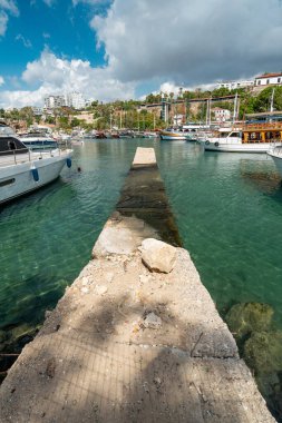 Antalya Limanı 'nın manzarası ve Kaleici' deki tur tekneleri