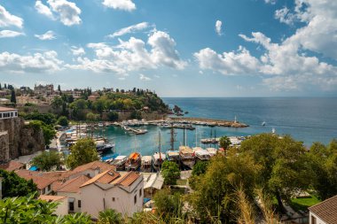 Antalya Limanı 'nın manzarası ve Kaleici' deki tur tekneleri