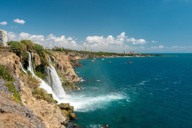 Türkiye 'nin Antalya kentindeki kayalıklardan Akdeniz' e akan Duden Parkı 'ndaki Duden Şelalesi' nde