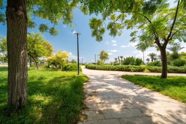 Duden Park Şelalesi 'nin yanındaki park alanı ağaçlar ve yürüyüş yollarıyla çevrili.