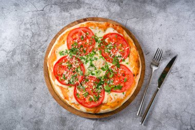 Domatesli, mozzarella, fesleğen ve zeytinli Napoli Margherita pizzası.