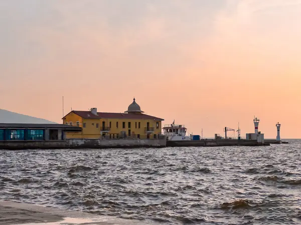 İzmir 'de İzmir Meydanı' ndan Pasaport İskelesi 'nin gün batımı manzarası. Türkçe adı Pasaport İskelesi