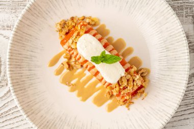 Tahinili balkabağı tatlısı ve porselen tabakta ceviz.