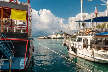 Antalya Limanı 'nın manzarası ve Kaleici' deki tur tekneleri
