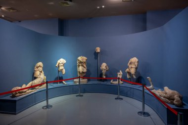 Selcuk, İzmir, Türkiye - 5 Temmuz 2024: Artemis Tapınağı modelinin sergilendiği İzmir 'in Selcuk kentindeki Efes Arkeoloji Müzesi