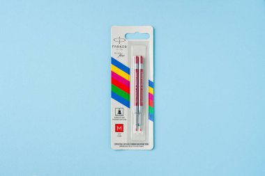 Antalya, Türkiye - 16 Ekim 2024: Parker Quink Akış kırmızı tükenmez kalemini mavi arka planda iki paket halinde doldurun