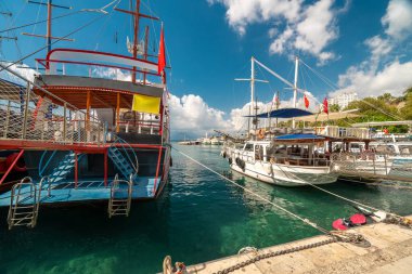 Antalya Limanı 'nın manzarası ve Kaleici' deki tur tekneleri