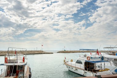 Türkiye 'nin eşsiz ve tarihi tatil beldelerinden biri olan Side' da turistik tekne ve iskele
